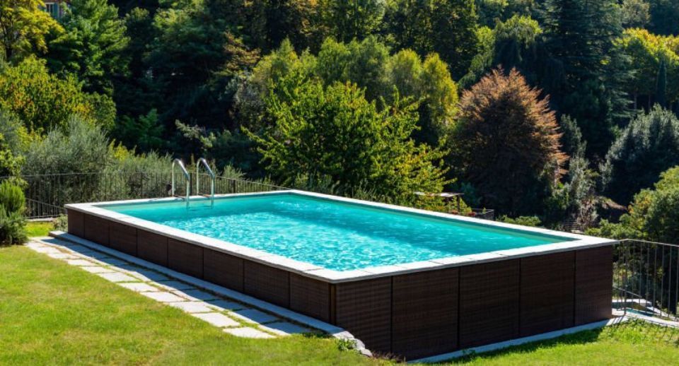 piscina fuori terra con alberi circostanti