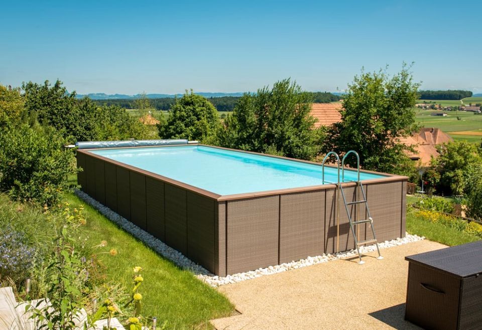 piscina fuori terra in mezzo al verde