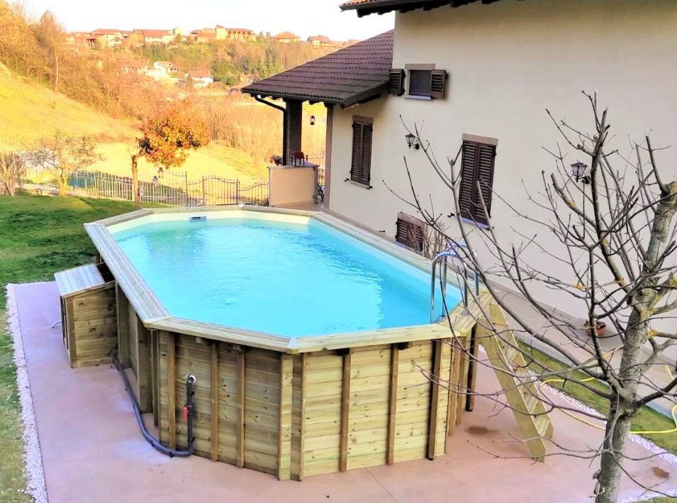 piscina fuori terra con struttura in legno