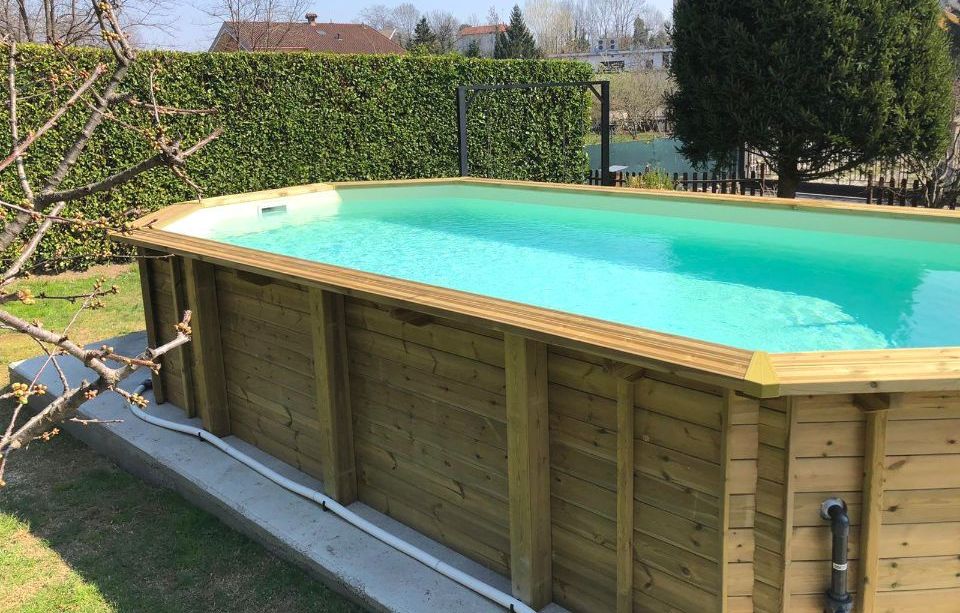 piscina fuori terra con esterni in legno