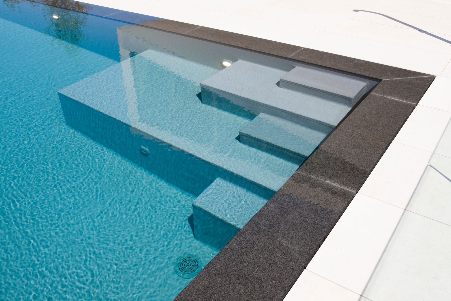 piscina con scale esterne