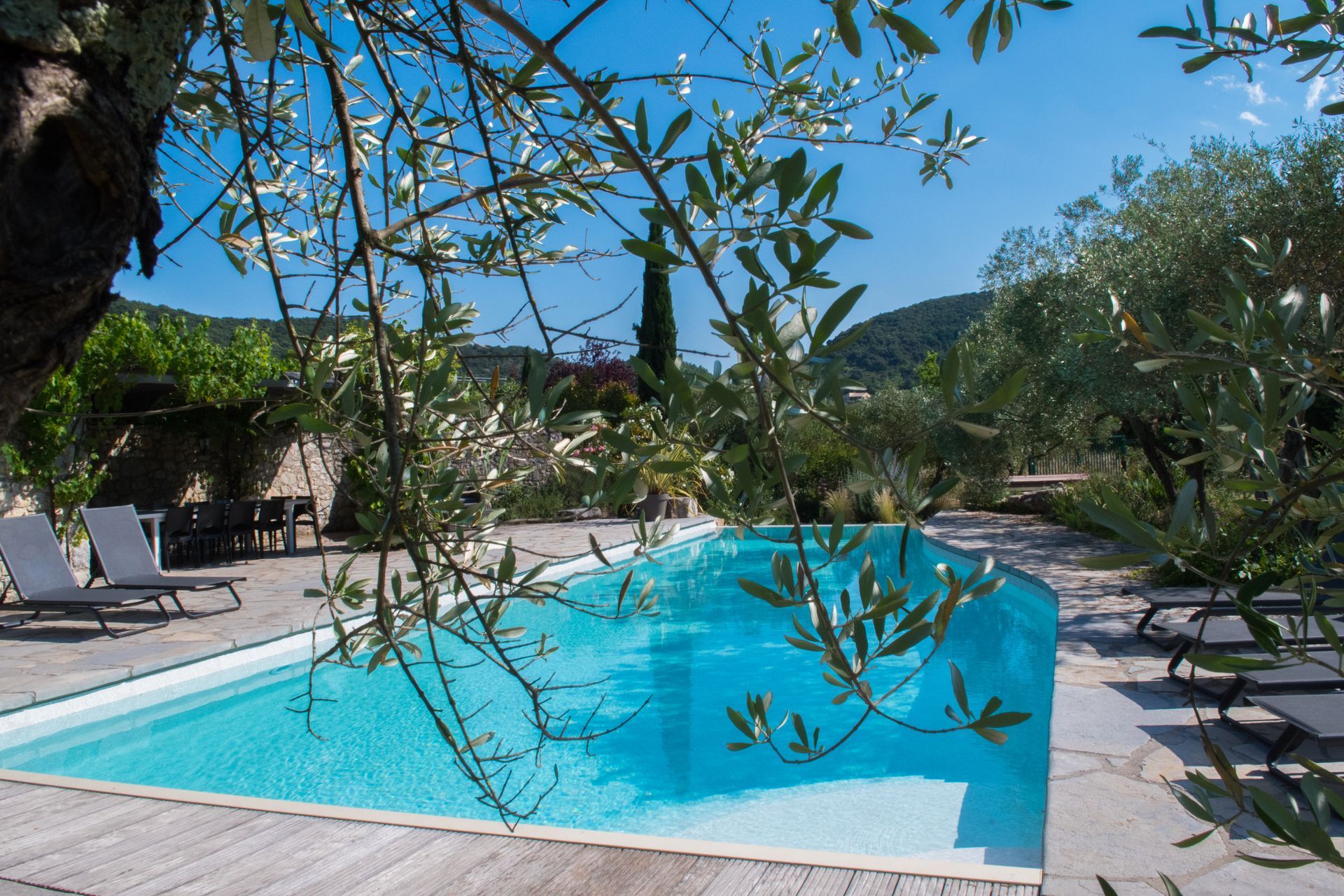 piscina con scala e pareti a mosaico