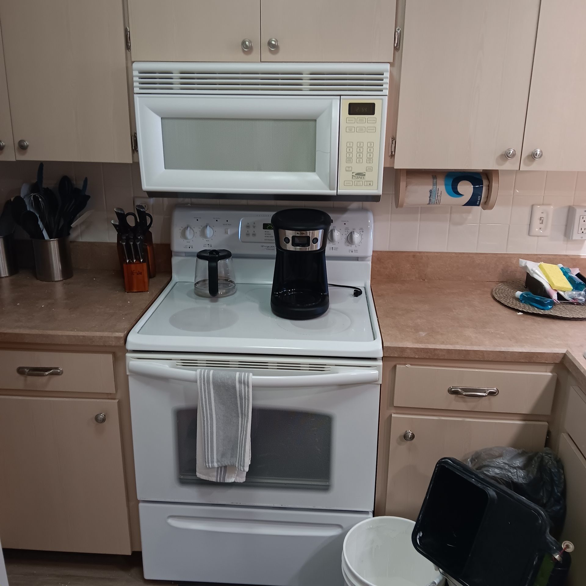 Flagstone Builders has renovated the kitchen through its expert.