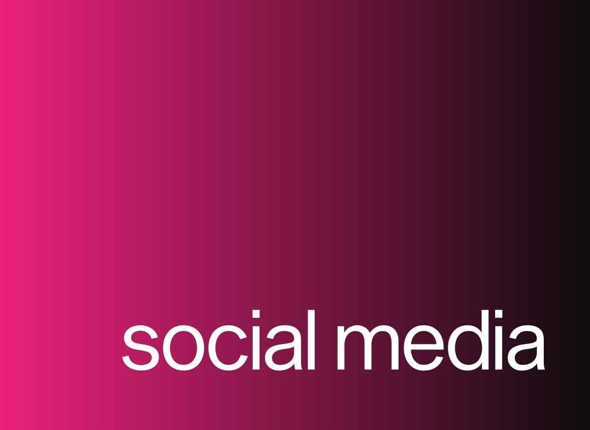 Het woord sociale media staat op een roze achtergrond