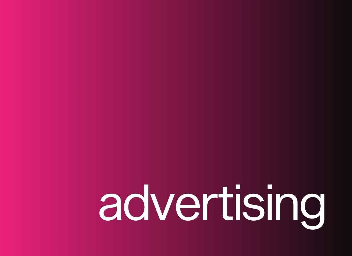 Het woord reclame staat op een roze achtergrond