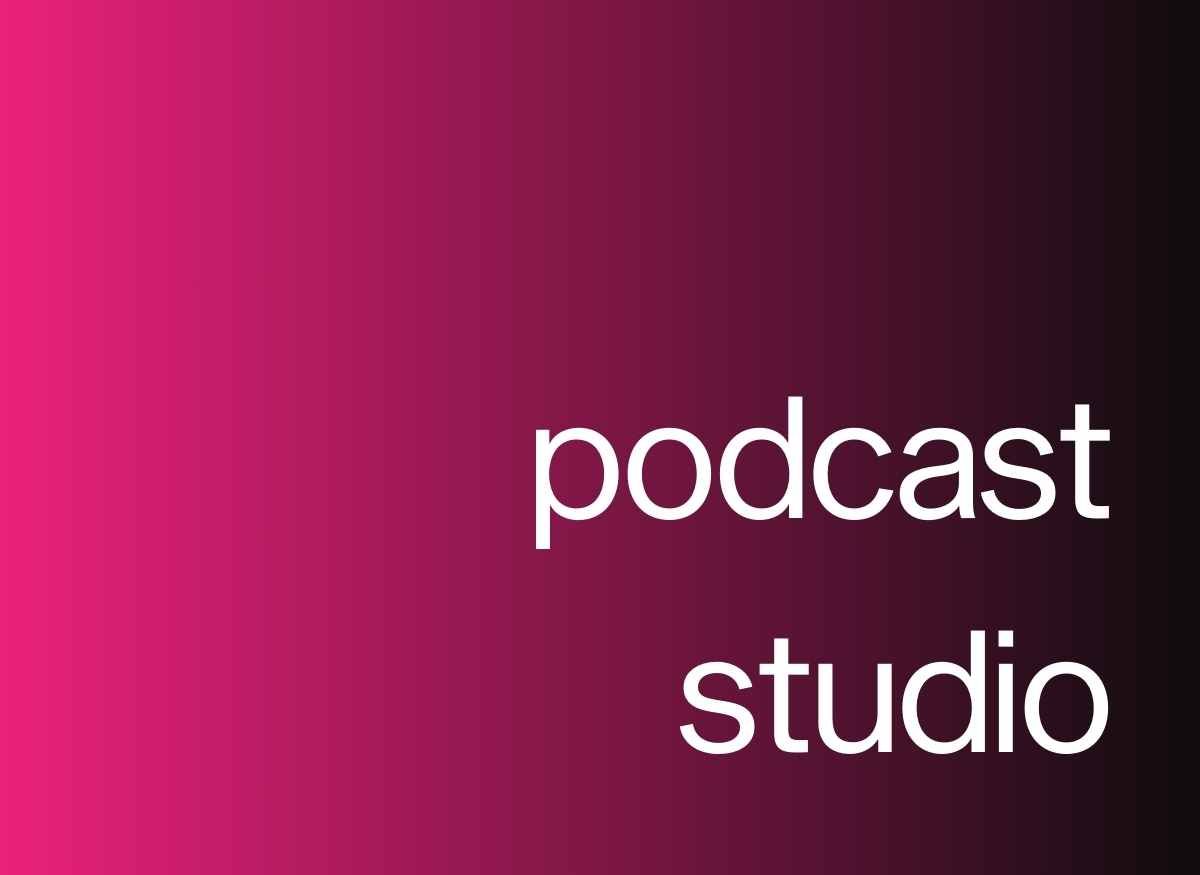 Een roze achtergrond met de woorden podcast studio erop
