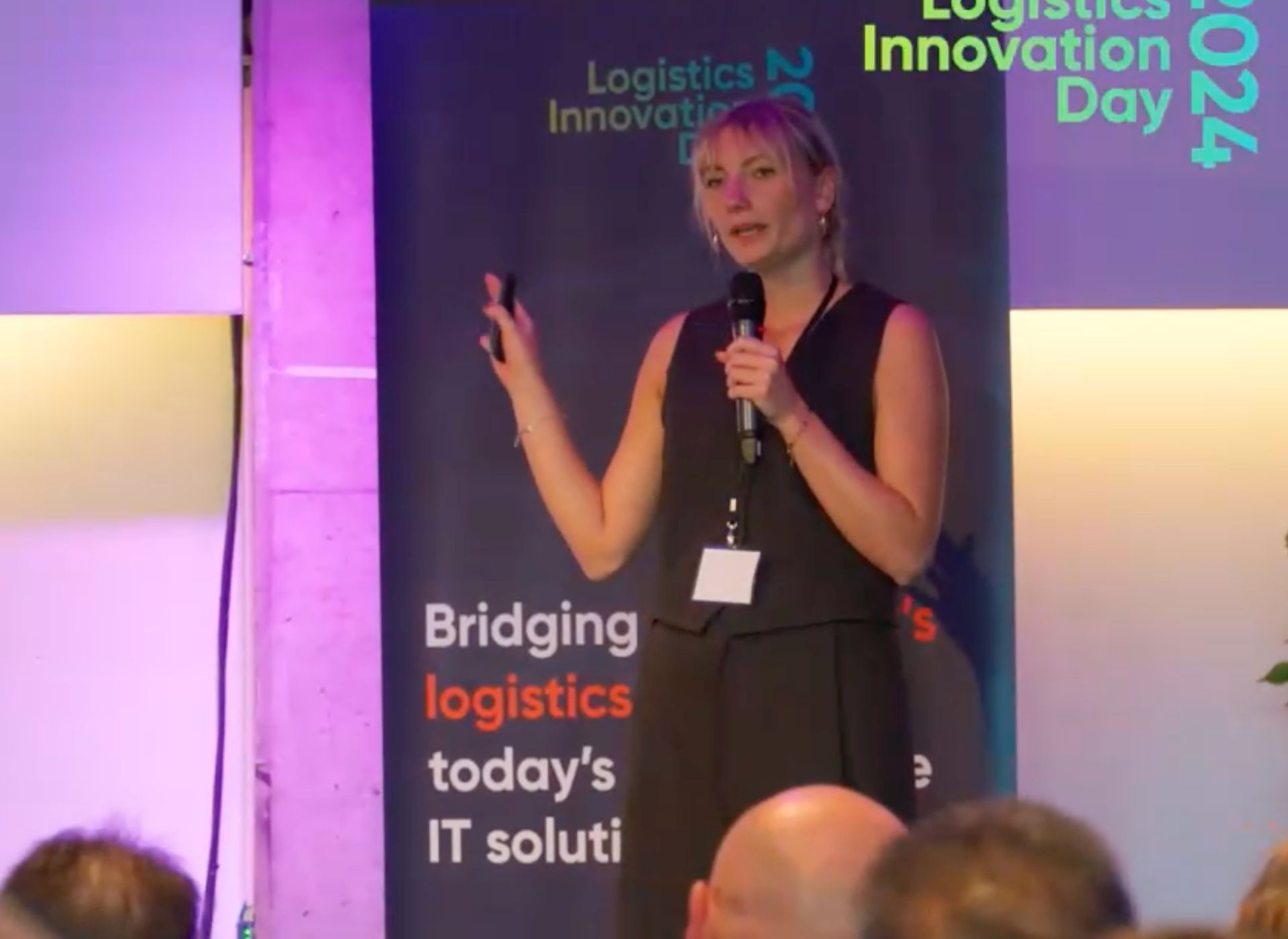 Een vrouw geeft een presentatie op de logistieke innovatiedag