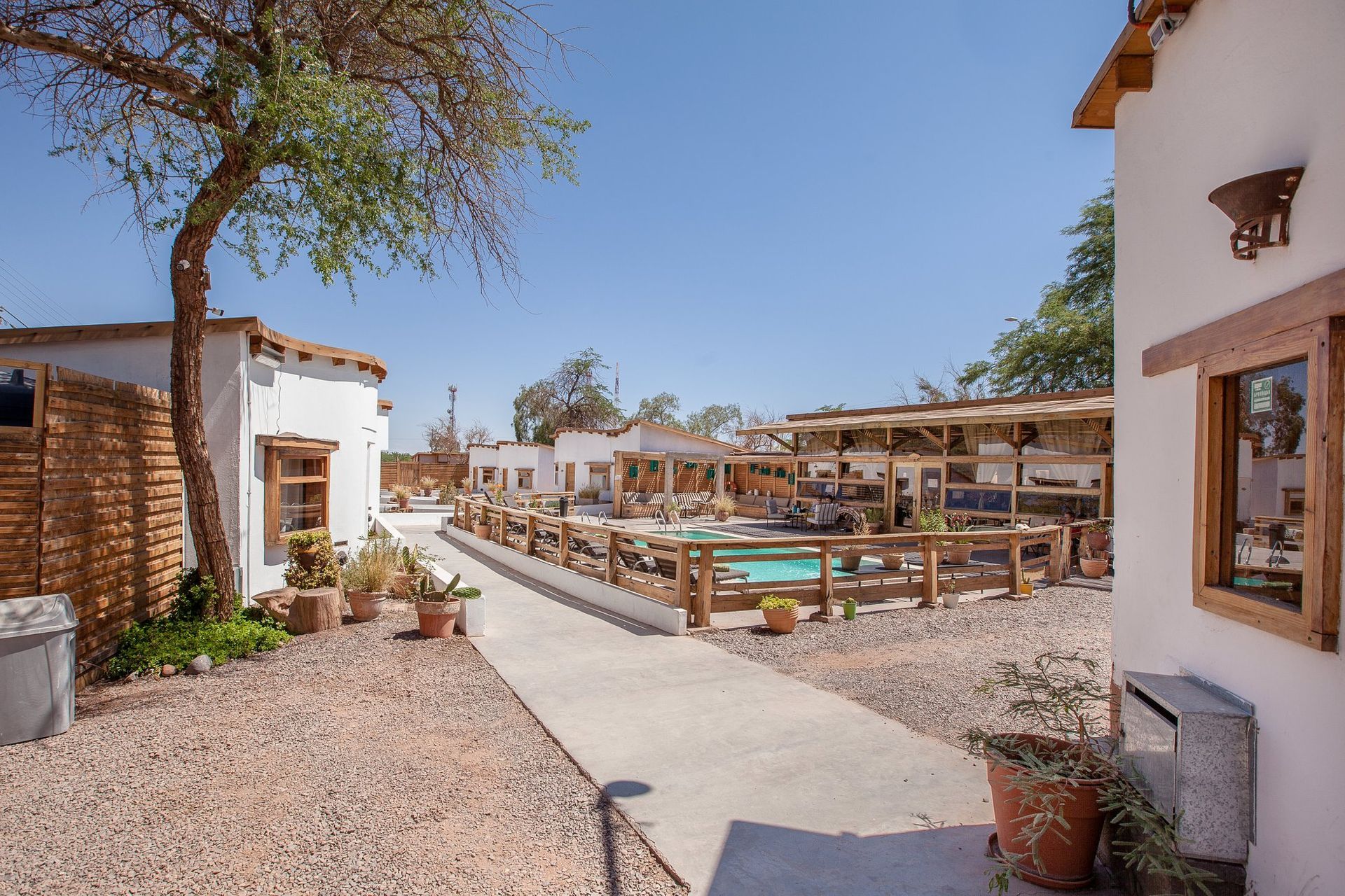 Una hilera de edificios blancos con una piscina al fondo.