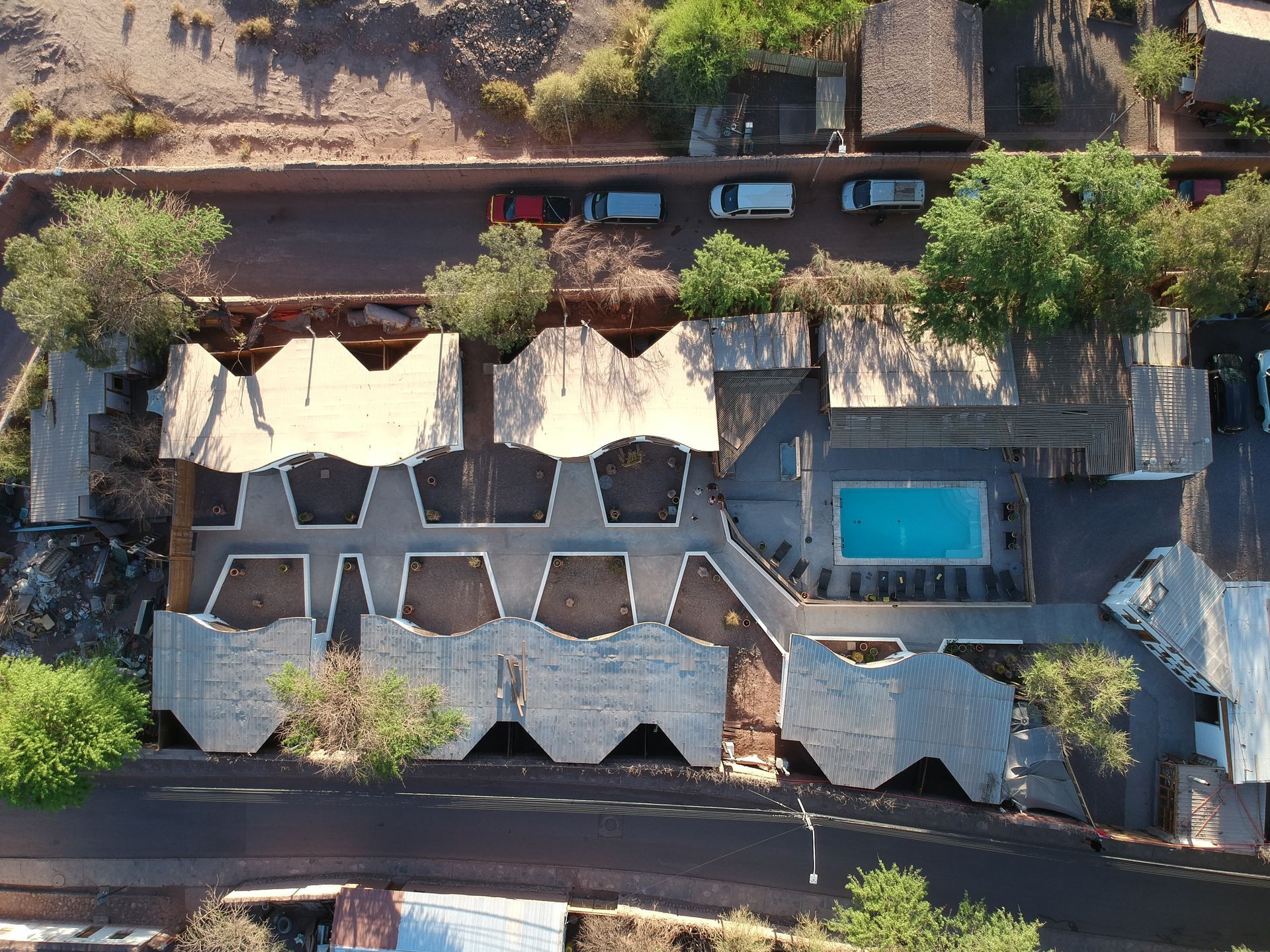 Una vista aérea de un edificio con una piscina en el medio.