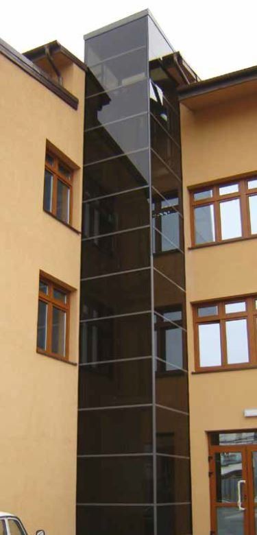 Ascensore nero esterno