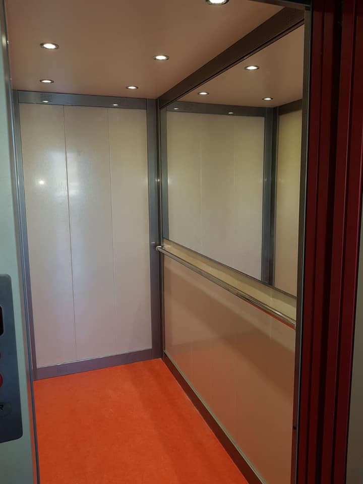 Interno cabina ascensore 2