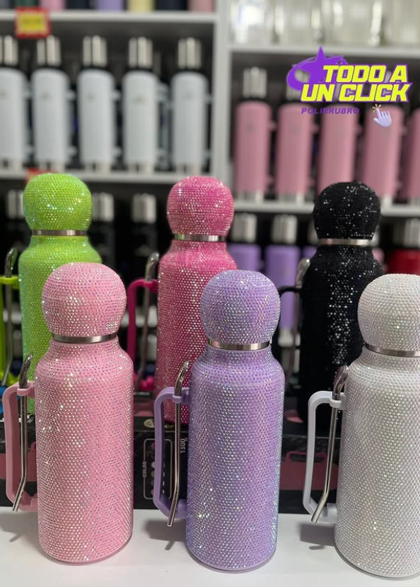 Varias botellas de agua aisladas, coloridas, con incrustaciones de joyas