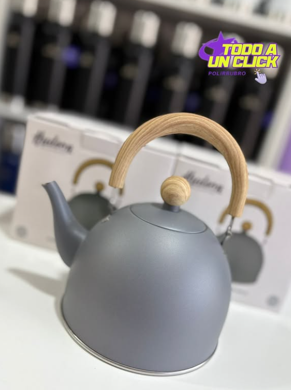 Hervidor de color gris, con mango de madera, pomo y caja parcialmente visible.