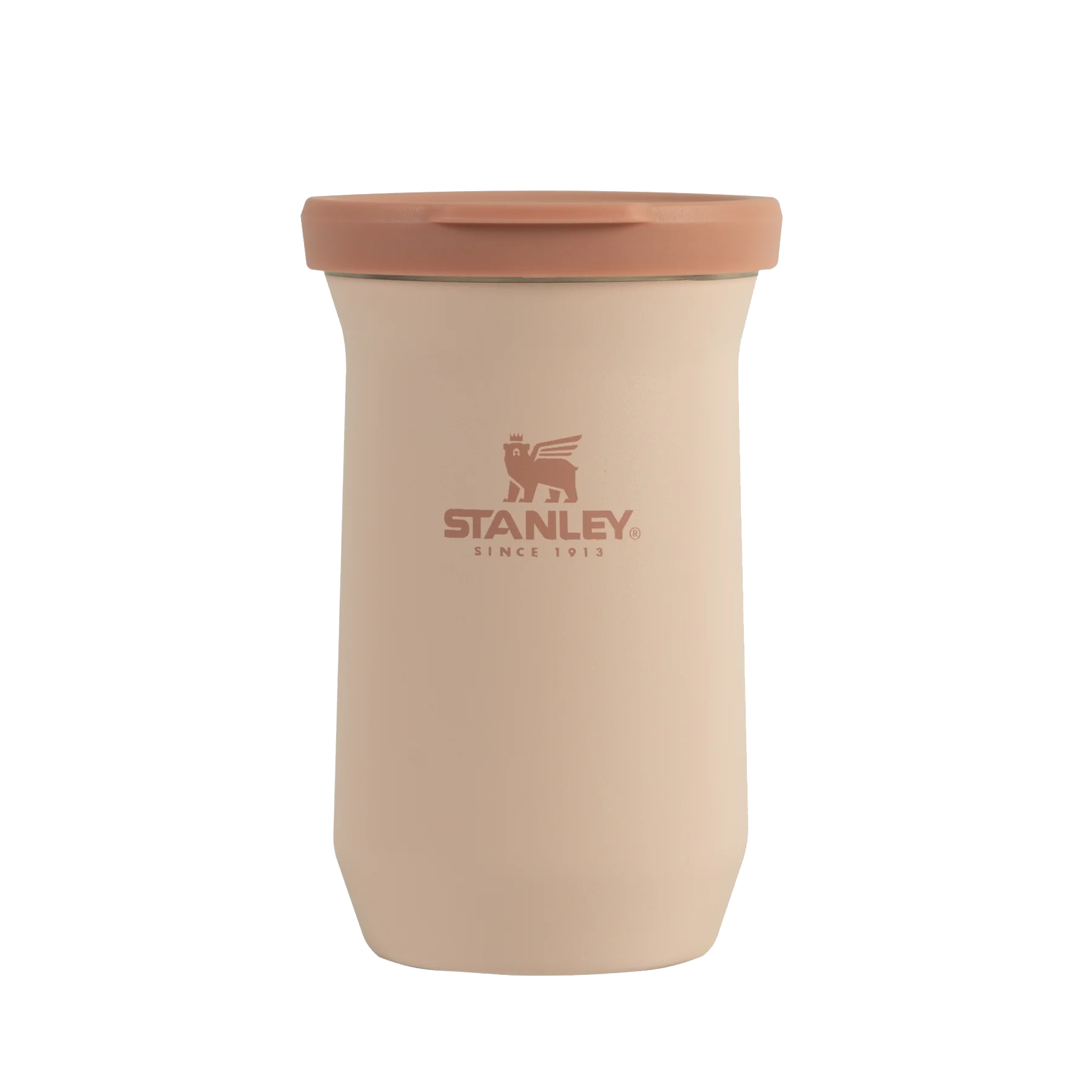 La bandera de Argentina ondea frente a un edificio.