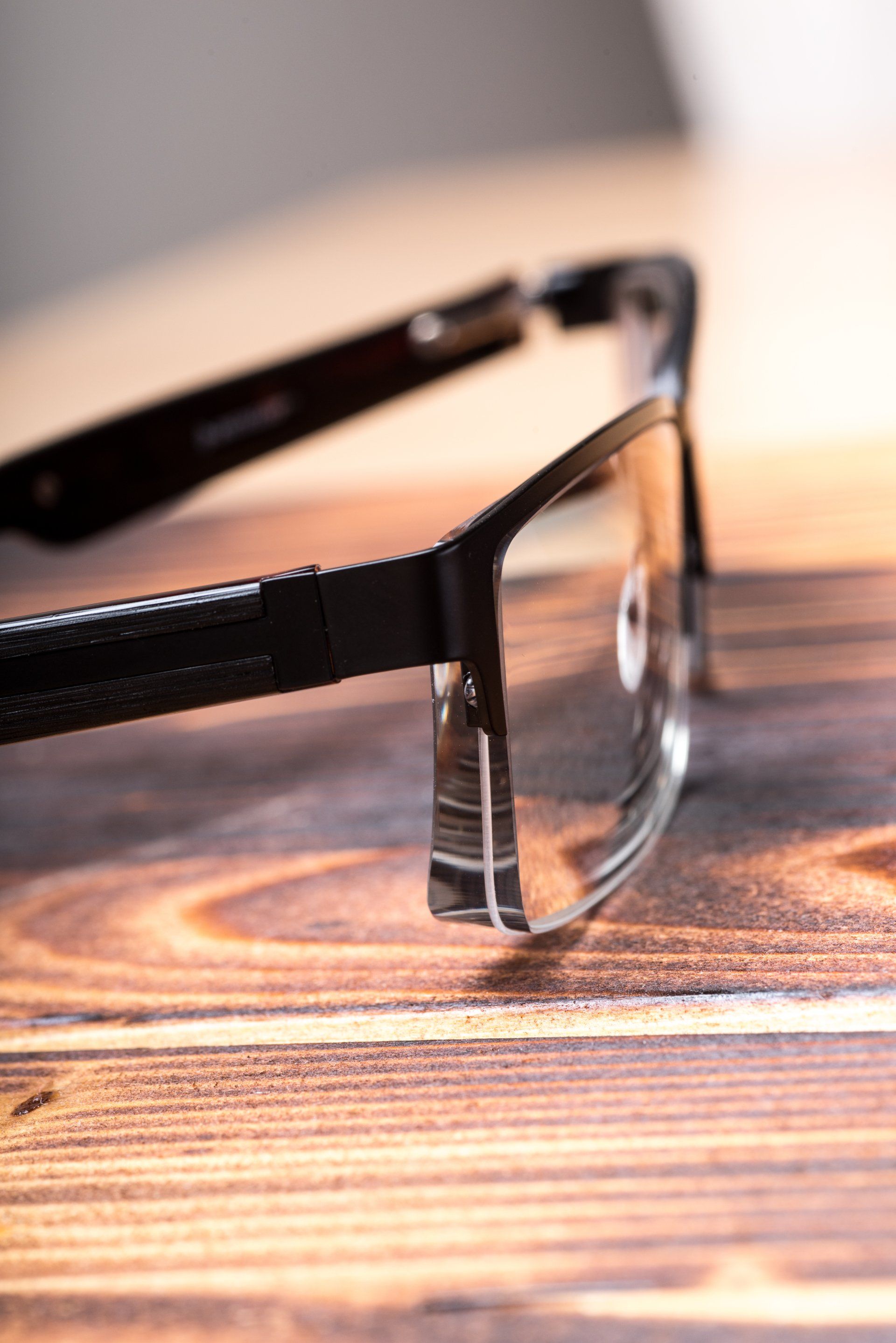 Semi-rimless frame with groove