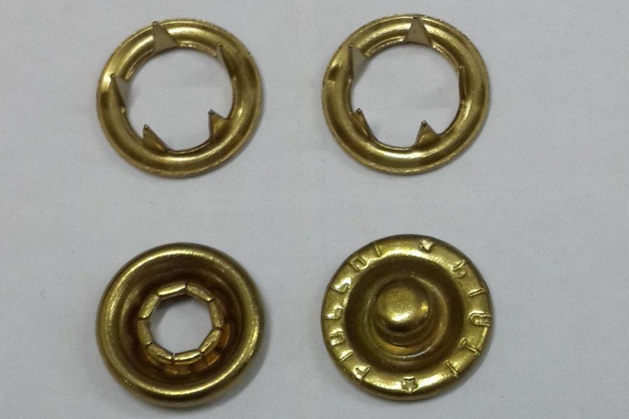 לחצניות בצבע זהב