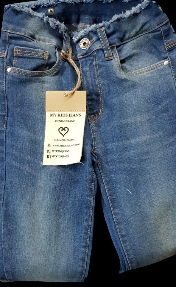 ג'ינס עם כפתורים של גור