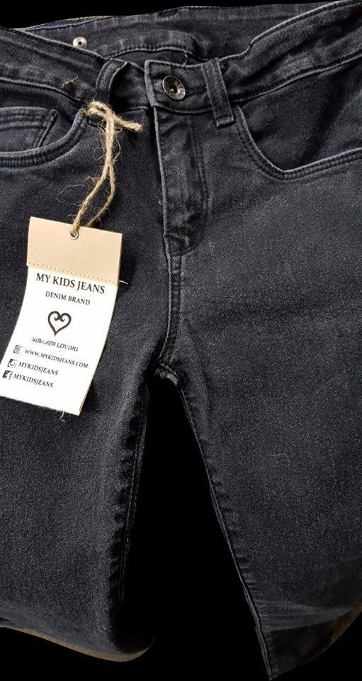 ג'ינס כהה עם כפתורים של גור