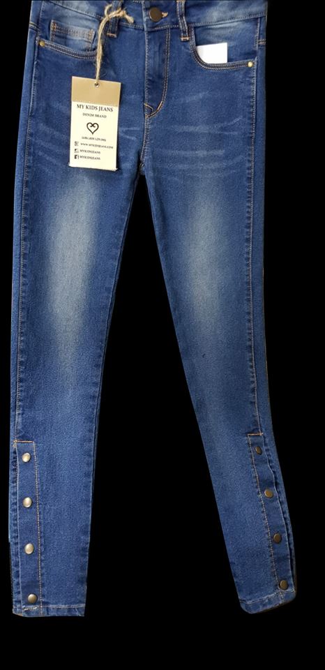 ג'ינס עם כפתורים של גור