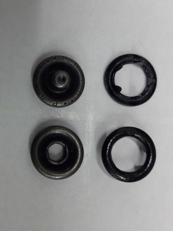 לחצניות בצבע שחור