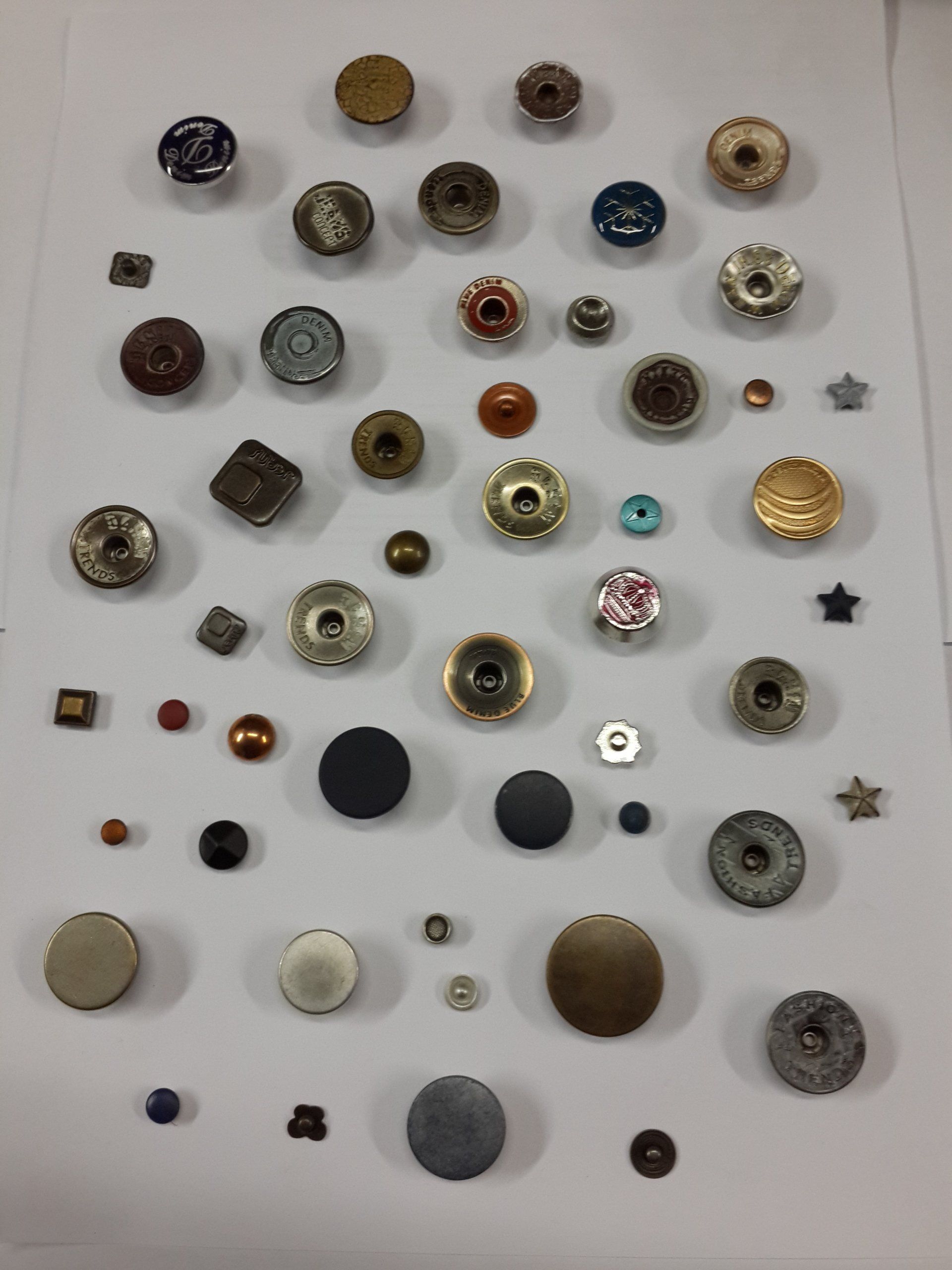 כפתורים לבגדים במגוון צורות וגדלים