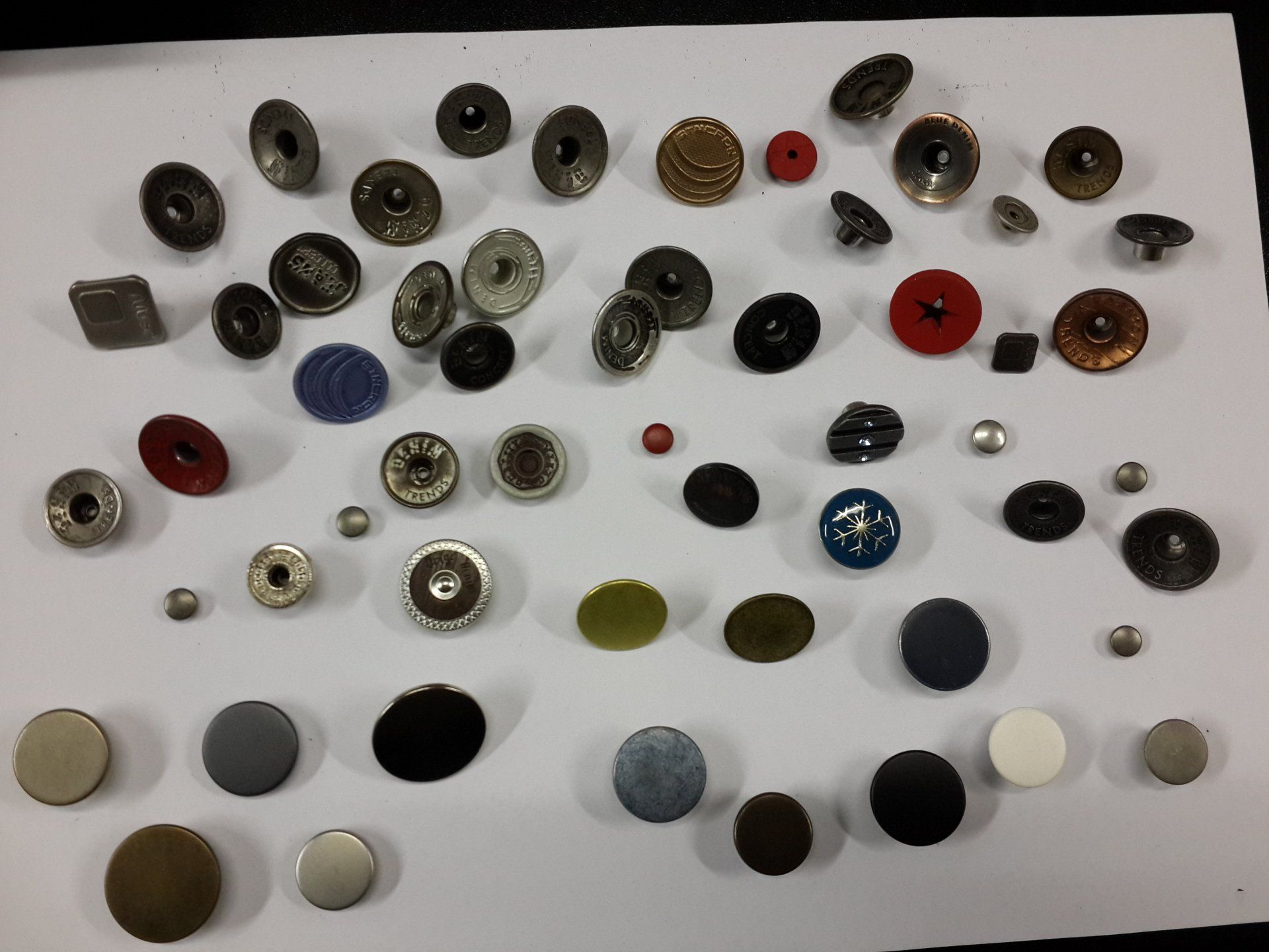 כפתורים לבגדים במגוון צורות וגדלים