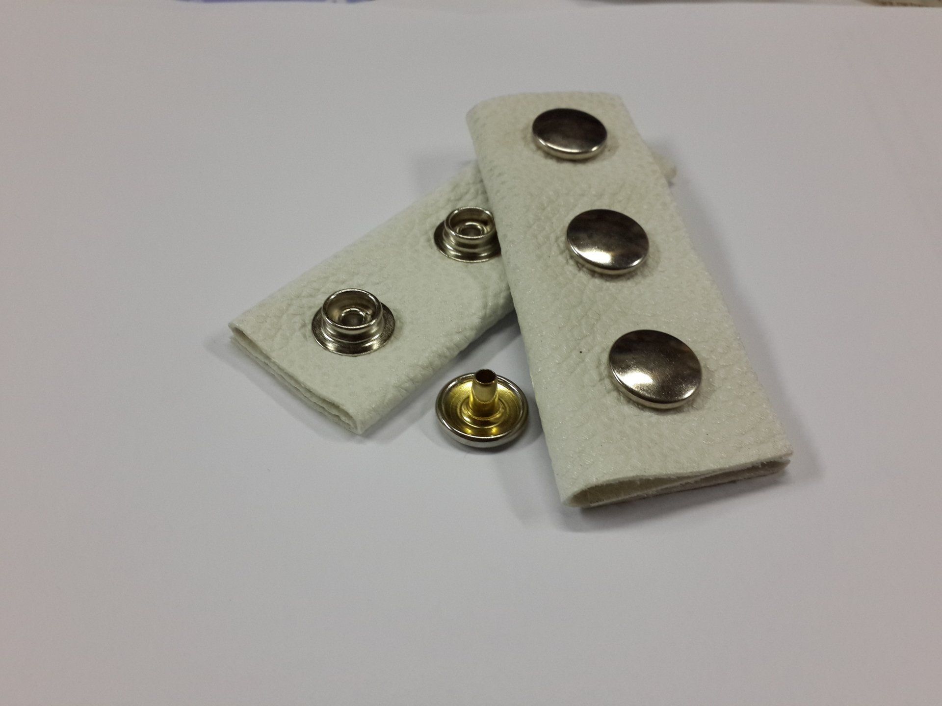 תמונה של לחצנית לעור בצבע לבן