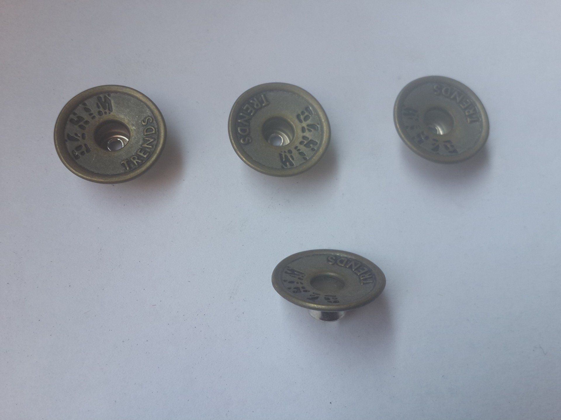 כפתורים לג'ינס עם כיתוב מסביב