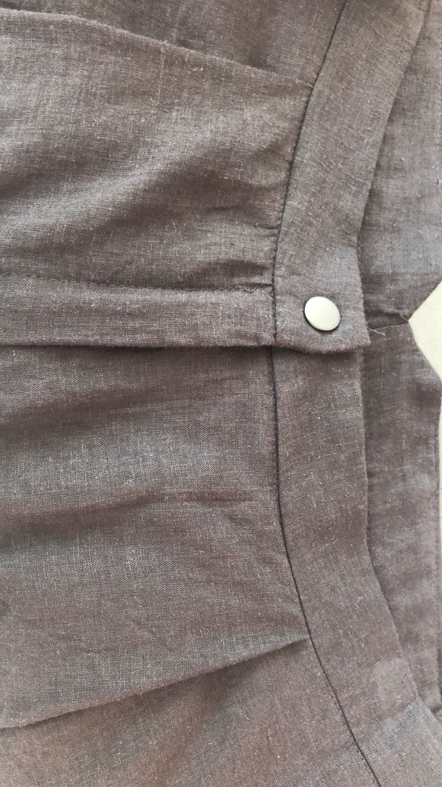 מכנס של מעצבת על לחצניות מיוחדות