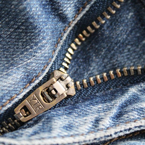 עיצוב ג'ינס עם רוכסן סגירה