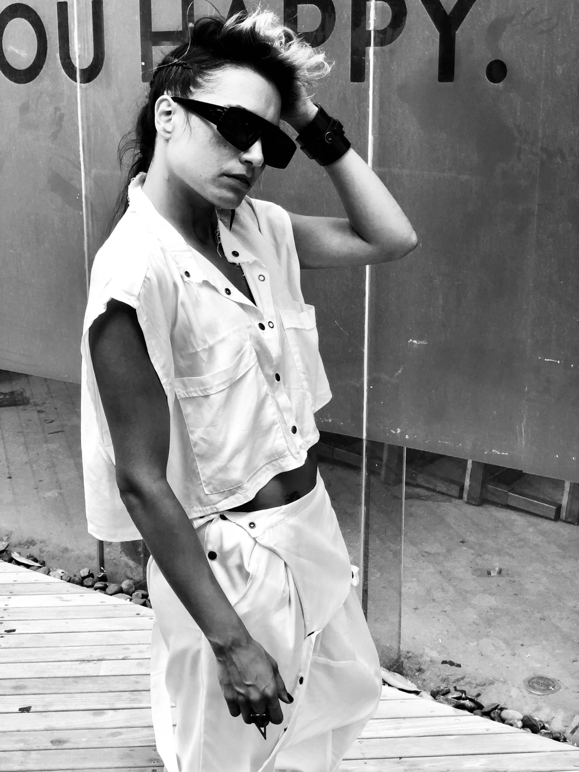 מעצבת משתמשת באביזרי אופנה של גור