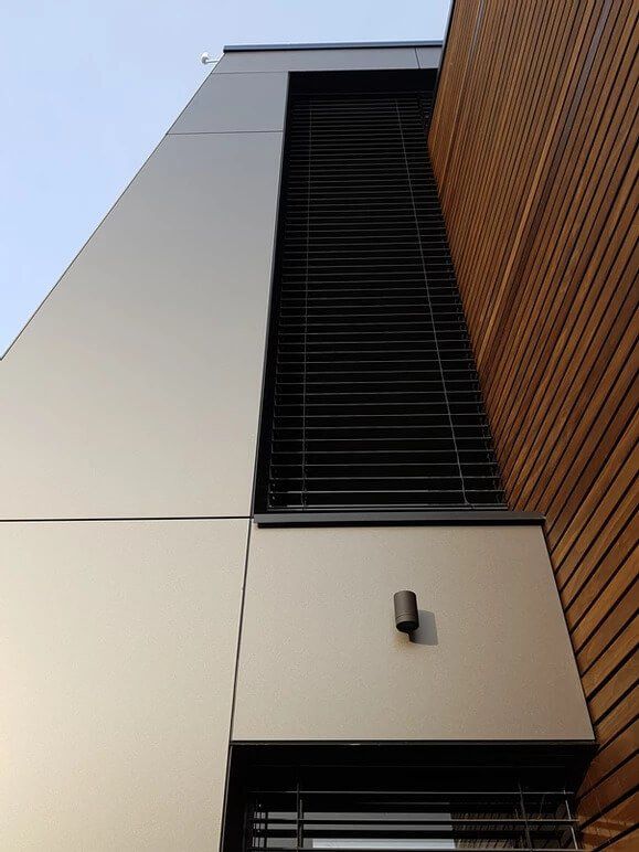 Arhitekta Jāņa Alkšņa ģimenes privātmāja Baltezerā - Trespa paneļi fasāžu loksnes apdarei - ventilējamās fasādes 10