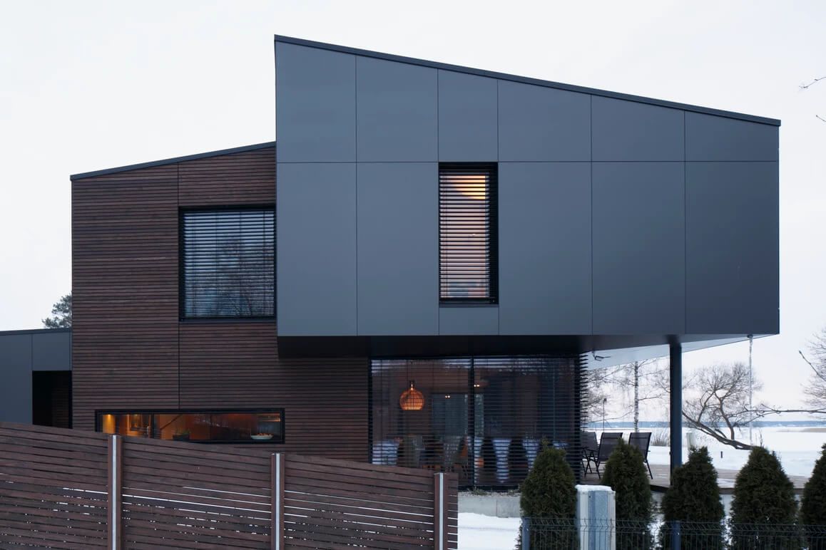 Arhitekta Jāņa Alkšņa ģimenes privātmāja Baltezerā - Trespa paneļi fasāžu loksnes apdarei - ventilējamās fasādes 7