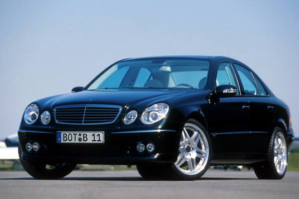 Elegante auto di rappresentanza con conducente