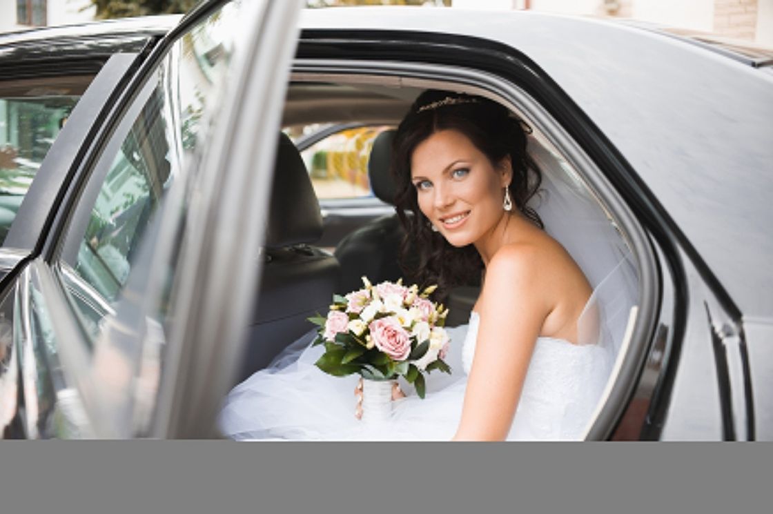 Una sposa su un'elegante auto di rappresentanza