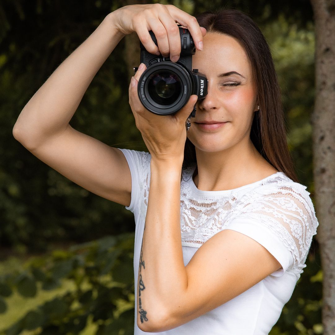 Eine Frau macht ein Foto mit einer Nikon-Kamera