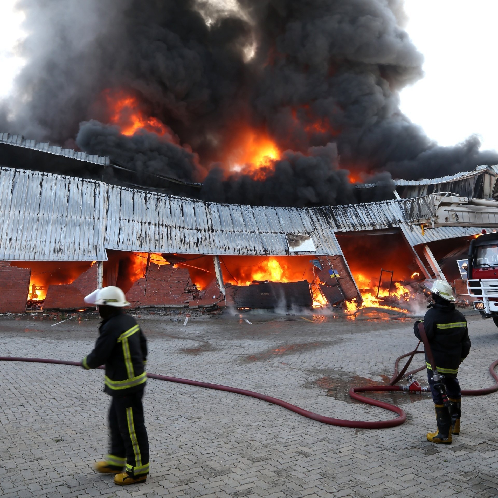 Los recubrimientos Intumescentes THERMO-FLAME son seguros e increíblemente eficaces. Proporcionan una barrera contra el fuego en áreas claves de estructuras metálicas en incendios, y proveen de el tiempo suficiente para controlar el fuego, previniendo el colapso prematuro de estructuras en caso de incendio, eliminando así daños severos.