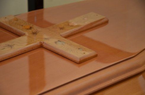 bara con croce di legno