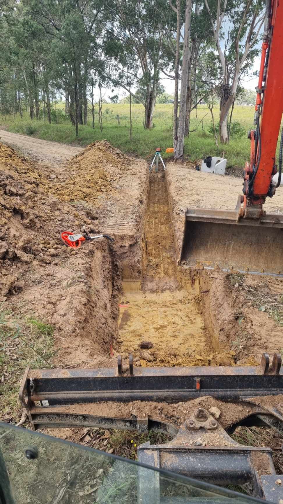Excavator digging deep trench along rural dirt road – Hunter Valley Bitumen in Gresford, NSW.— Hunter Valley Bitumen In Gresford, NSW