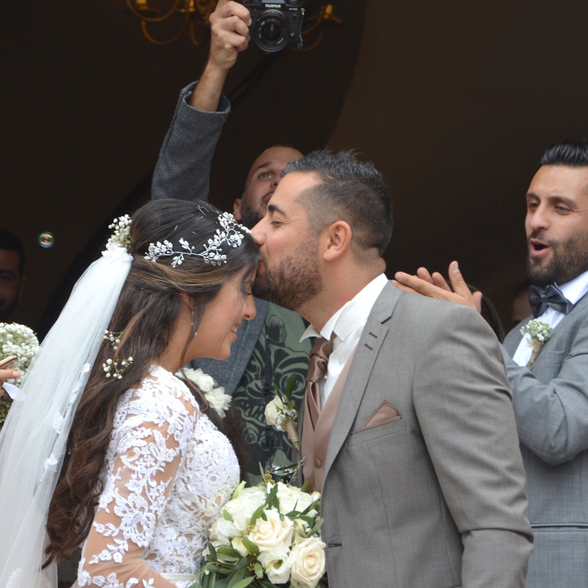 Homme enfilant la bague de mariage au doigt de sa femme