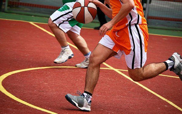 giocatore di basket palleggia