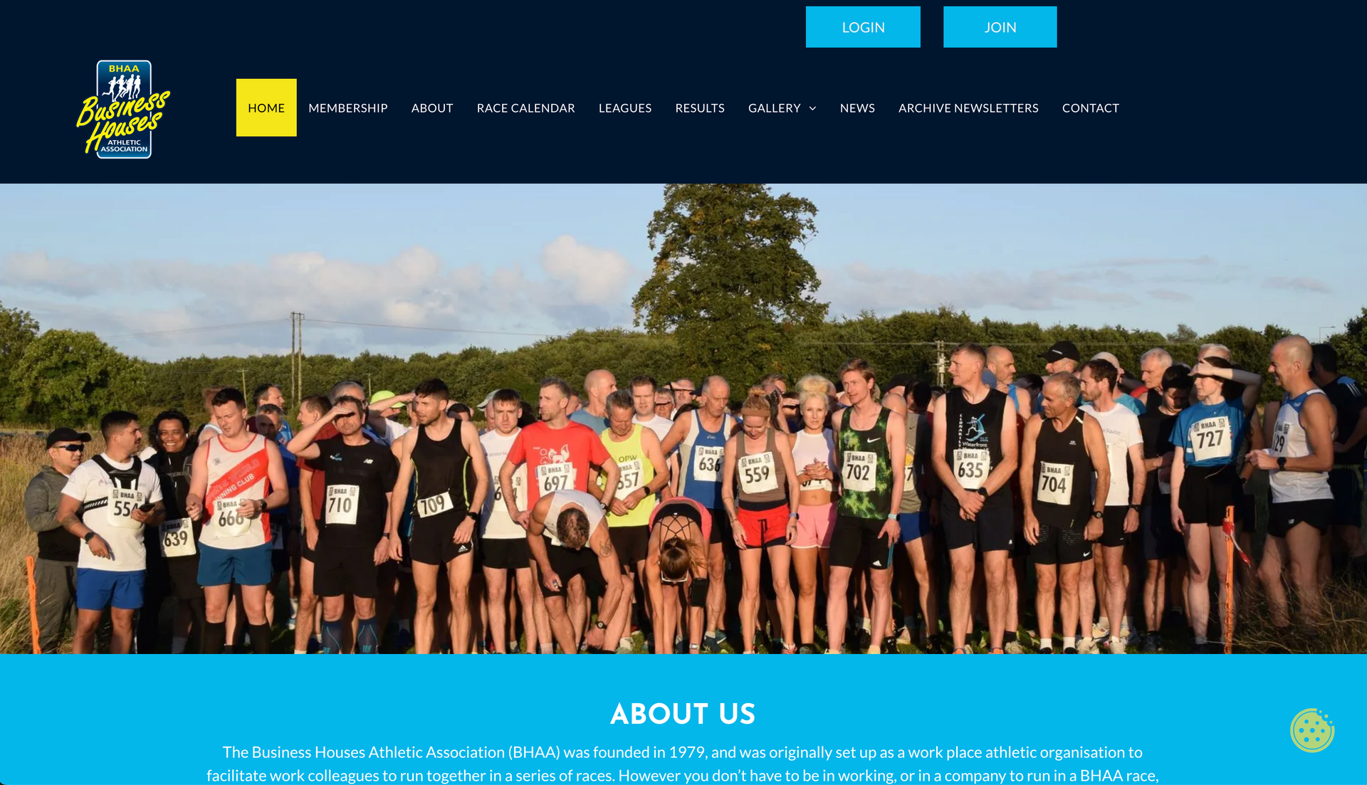 Runners at starting line, outdoor event, blue and yellow branding.