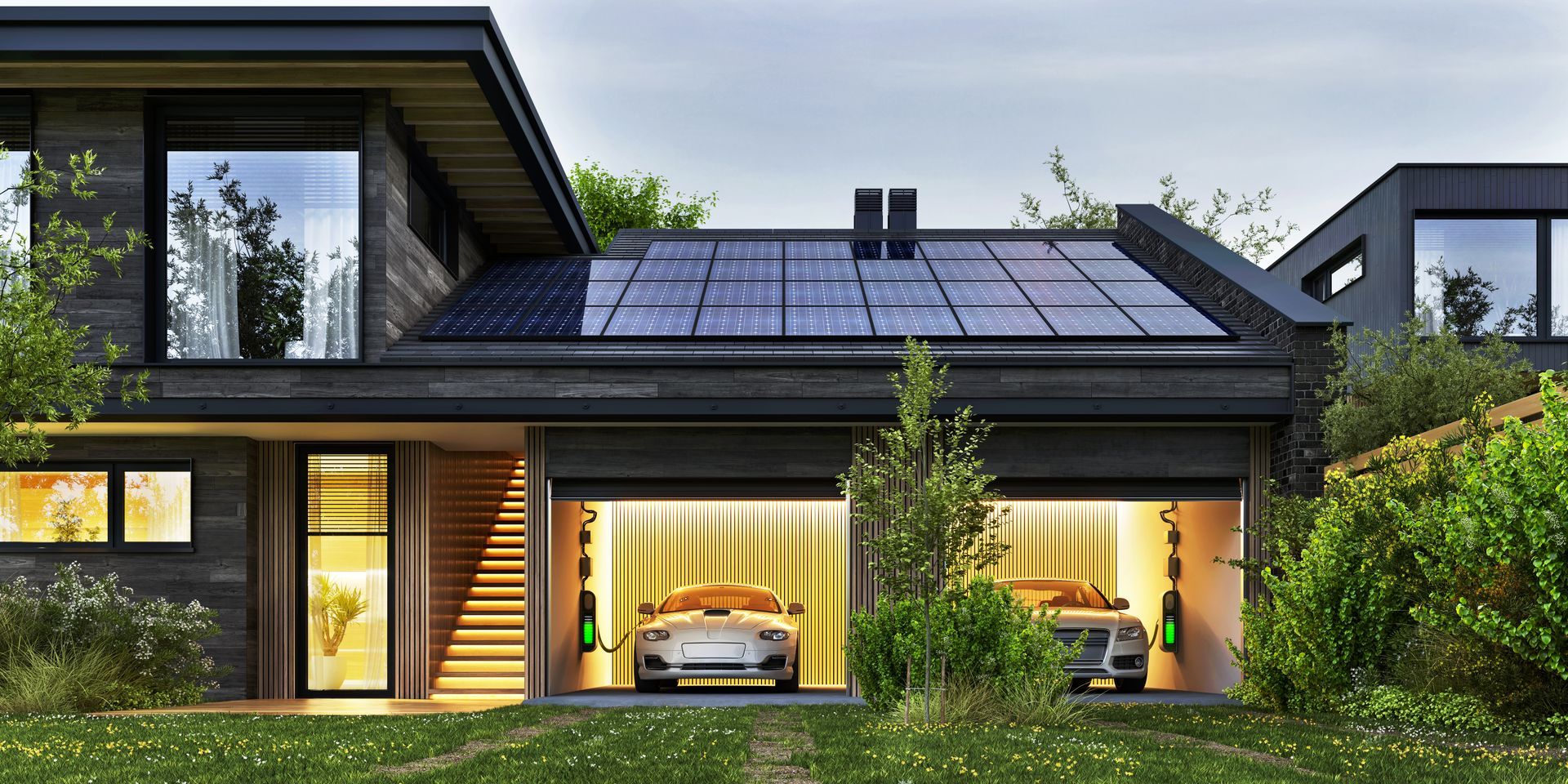 Maison moderne avec panneaux solaires sur le toit, deux voitures dans le garage avec lumières allumées et cour verte.