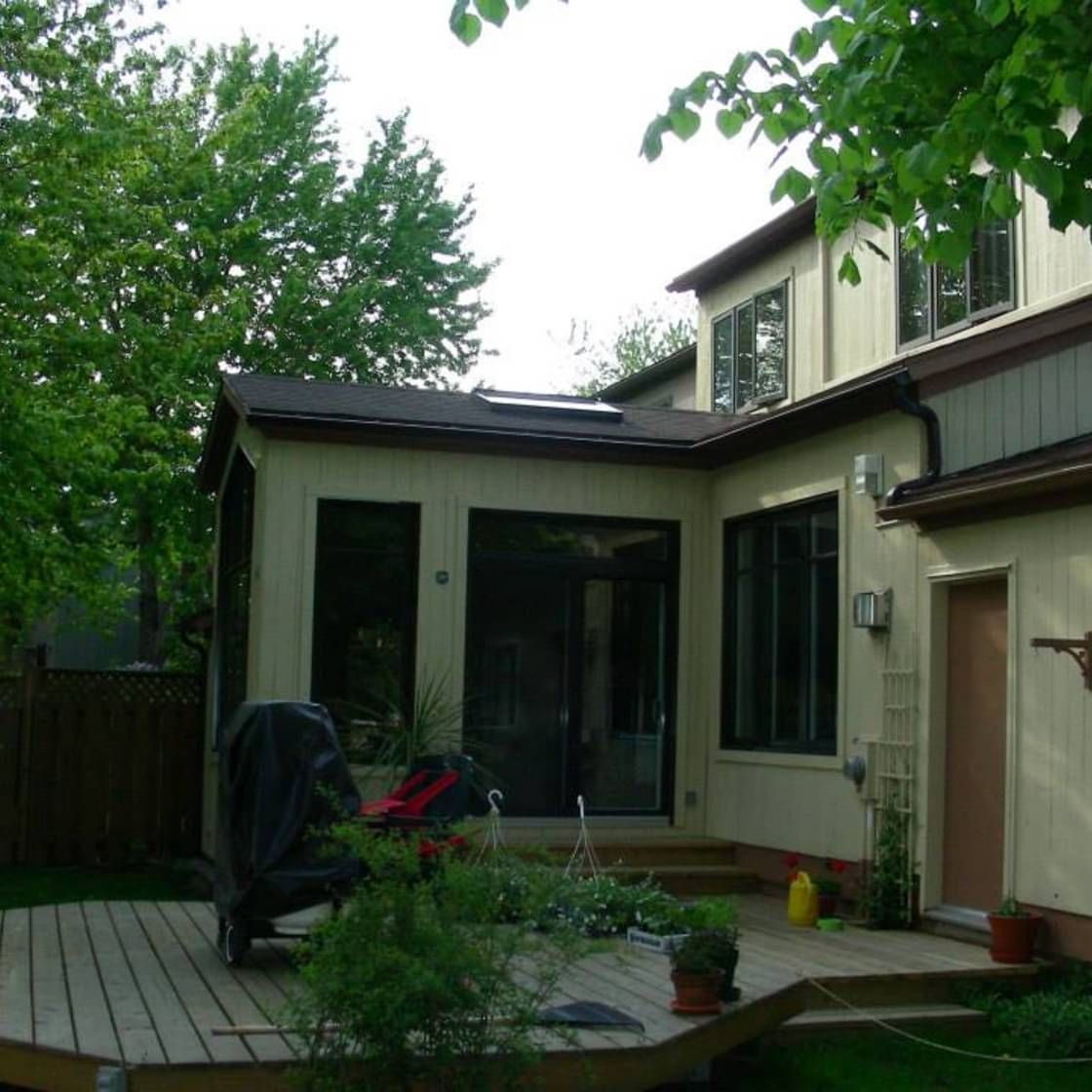 Une maison avec une grande terrasse devant elle