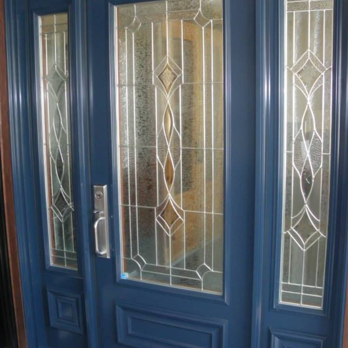 Une porte bleue avec des vitraux dessus