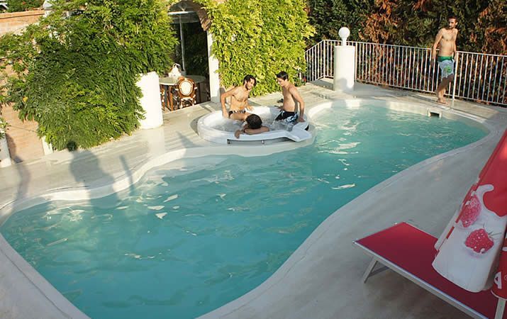 piscina con idromassaggio