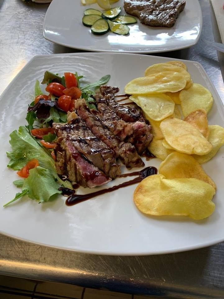 tagliata di carne e patate fritte