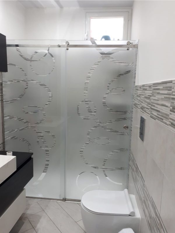 box doccia con pannello in vetro