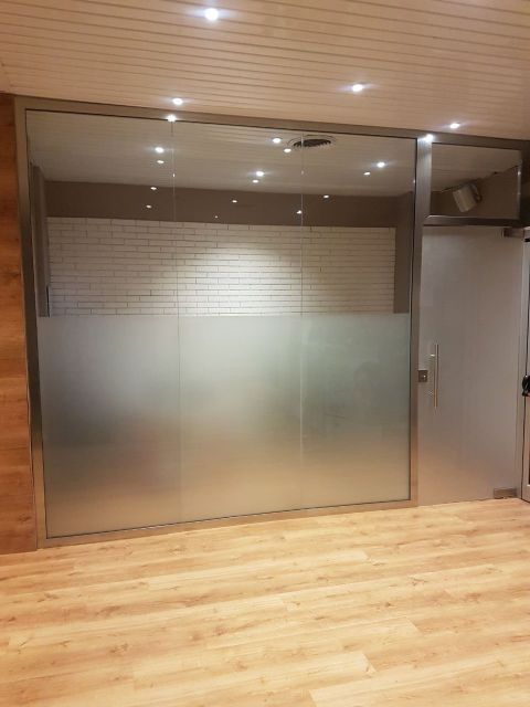 ingresso ufficio con pannelli in vetro temperato