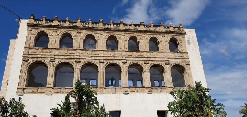 edificio storico con vetrate di nuova costruzione